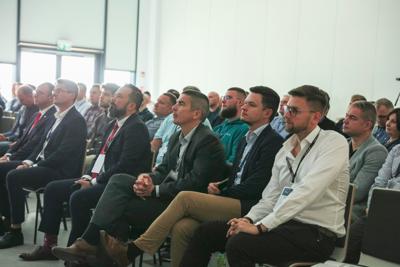 Pierwszy dzień konferencji rozpoczął się od powitania gości, po czym nastąpiły przemówienia patronów wydarzenia – Wojewody Lubuskiego, Marka Cebuli, Wicemarszałka Województwa Lubuskiego Sebastiana Ciemnoczołowskiego oraz Wiceprezydenta Miasta Zielona Góra, Jarosława Flakowskiego. W swoich wystąpieniach podkreślali oni rosnące znaczenie edukacji w dziedzinie cyberbezpieczeństwa i zaangażowanie regionu w rozwój technologii informacyjnych.