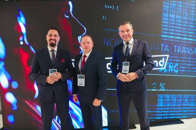 Pierwszy dzień konferencji rozpoczął się od powitania gości, po czym nastąpiły przemówienia patronów wydarzenia – Wojewody Lubuskiego, Marka Cebuli, Wicemarszałka Województwa Lubuskiego Sebastiana Ciemnoczołowskiego oraz Wiceprezydenta Miasta Zielona Góra, Jarosława Flakowskiego. W swoich wystąpieniach podkreślali oni rosnące znaczenie edukacji w dziedzinie cyberbezpieczeństwa i zaangażowanie regionu w rozwój technologii informacyjnych.