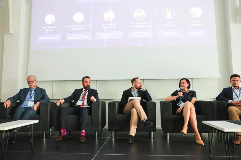 Pierwszy dzień konferencji rozpoczął się od powitania gości, po czym nastąpiły przemówienia patronów wydarzenia – Wojewody Lubuskiego, Marka Cebuli, Wicemarszałka Województwa Lubuskiego Sebastiana Ciemnoczołowskiego oraz Wiceprezydenta Miasta Zielona Góra, Jarosława Flakowskiego. W swoich wystąpieniach podkreślali oni rosnące znaczenie edukacji w dziedzinie cyberbezpieczeństwa i zaangażowanie regionu w rozwój technologii informacyjnych.