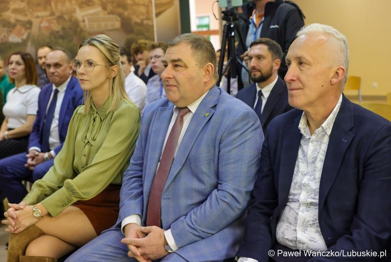 W Zespole Szkół w Czerwieńsku podpisano umowę na dofinansowanie projektu „Rozwój szkolnictwa zawodowego w technikum w Czerwieńsku”, który jest skierowany do 60 uczniów i 2 nauczycieli Zespołu Szkół w Czerwieńsku.