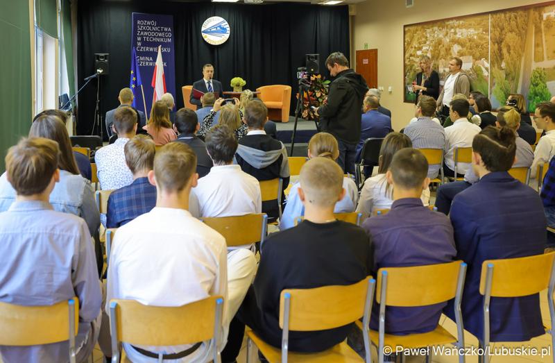 W Zespole Szkół w Czerwieńsku podpisano umowę na dofinansowanie projektu „Rozwój szkolnictwa zawodowego w technikum w Czerwieńsku”, który jest skierowany do 60 uczniów i 2 nauczycieli Zespołu Szkół w Czerwieńsku.