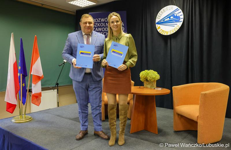 Wicemarszałek Województwa Lubuskiego Grzegorz Potęga przemawia w Zespole Szkół w Czerwieńsku i burmistrzyni Czerwieńska Agata Olejniczak po podpisaniu umowy na dofinansowanie projektu „Rozwój szkolnictwa zawodowego w technikum w Czerwieńsku”.