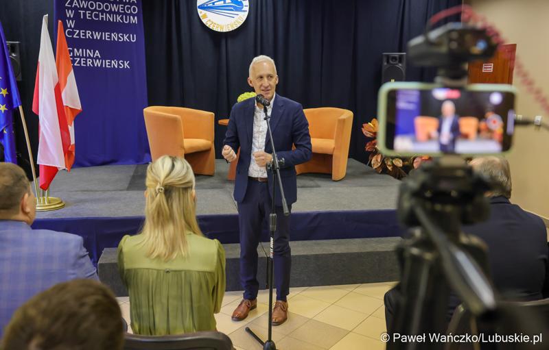 W Zespole Szkół w Czerwieńsku podpisano umowę na dofinansowanie projektu „Rozwój szkolnictwa zawodowego w technikum w Czerwieńsku”, który jest skierowany do 60 uczniów i 2 nauczycieli Zespołu Szkół w Czerwieńsku.