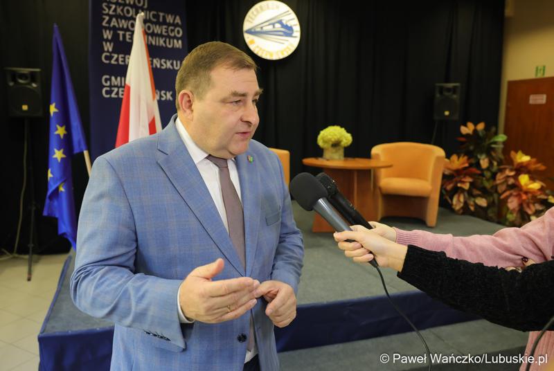 Wicemarszałek Województwa Lubuskiego Grzegorz Potęga udziela wywiadu mediom w Zespole Szkół w Czerwieńsku