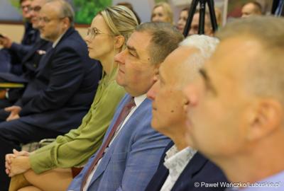 W Zespole Szkół w Czerwieńsku podpisano umowę na dofinansowanie projektu „Rozwój szkolnictwa zawodowego w technikum w Czerwieńsku”, który jest skierowany do 60 uczniów i 2 nauczycieli Zespołu Szkół w Czerwieńsku. 