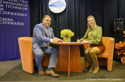 Wicemarszałek Województwa Lubuskiego Grzegorz Potęga przemawia w Zespole Szkół w Czerwieńsku i burmistrzyni Czerwieńska Agata Olejniczak podpisują umowę na dofinansowanie projektu „Rozwój szkolnictwa zawodowego w technikum w Czerwieńsku”, który jest skierowany do 60 uczniów i 2 nauczycieli Zespołu Szkół w Czerwieńsku. 