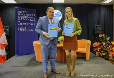 W Zespole Szkół w Czerwieńsku podpisano umowę na dofinansowanie projektu „Rozwój szkolnictwa zawodowego w technikum w Czerwieńsku”, który jest skierowany do 60 uczniów i 2 nauczycieli Zespołu Szkół w Czerwieńsku. 