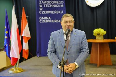 Wicemarszałek Województwa Lubuskiego Grzegorz Potęga przemawia w Zespole Szkół w Czerwieńsku 