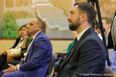 W Zespole Szkół w Czerwieńsku podpisano umowę na dofinansowanie projektu „Rozwój szkolnictwa zawodowego w technikum w Czerwieńsku”, który jest skierowany do 60 uczniów i 2 nauczycieli Zespołu Szkół w Czerwieńsku. 