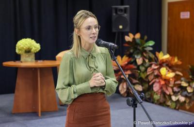 Burmistrzyni Czerwieńska Agata Olejniczak przemawia w Zespole Szkół w Czerwieńsku 