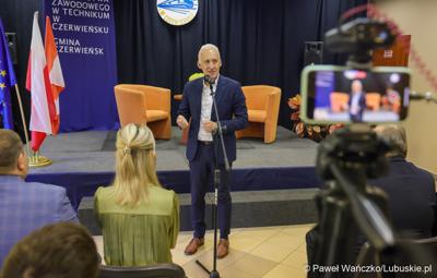 W Zespole Szkół w Czerwieńsku podpisano umowę na dofinansowanie projektu „Rozwój szkolnictwa zawodowego w technikum w Czerwieńsku”, który jest skierowany do 60 uczniów i 2 nauczycieli Zespołu Szkół w Czerwieńsku. 
