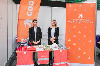 Niezależnie od tego, czy jesteś uczniem, rodzicem, czy dorosłym szukającym nowych ścieżek kariery, Festiwal Zawodów był doskonałą okazją do odkrycia perspektyw zawodowych w rozwijającym się regionie Lubuskim.
Przeglądając naszą galerię, możesz poczuć atmosferę tego inspirującego wydarzenia i zobaczyć, jak wyglądała droga do przyszłości zawodowej uczestników.