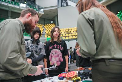 Niezależnie od tego, czy jesteś uczniem, rodzicem, czy dorosłym szukającym nowych ścieżek kariery, Festiwal Zawodów był doskonałą okazją do odkrycia perspektyw zawodowych w rozwijającym się regionie Lubuskim.
Przeglądając naszą galerię, możesz poczuć atmosferę tego inspirującego wydarzenia i zobaczyć, jak wyglądała droga do przyszłości zawodowej uczestników.