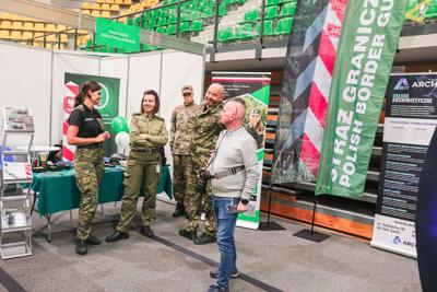 Niezależnie od tego, czy jesteś uczniem, rodzicem, czy dorosłym szukającym nowych ścieżek kariery, Festiwal Zawodów był doskonałą okazją do odkrycia perspektyw zawodowych w rozwijającym się regionie Lubuskim.
Przeglądając naszą galerię, możesz poczuć atmosferę tego inspirującego wydarzenia i zobaczyć, jak wyglądała droga do przyszłości zawodowej uczestników.