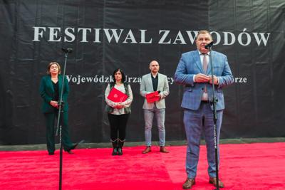 Niezależnie od tego, czy jesteś uczniem, rodzicem, czy dorosłym szukającym nowych ścieżek kariery, Festiwal Zawodów był doskonałą okazją do odkrycia perspektyw zawodowych w rozwijającym się regionie Lubuskim.
Przeglądając naszą galerię, możesz poczuć atmosferę tego inspirującego wydarzenia i zobaczyć, jak wyglądała droga do przyszłości zawodowej uczestników.