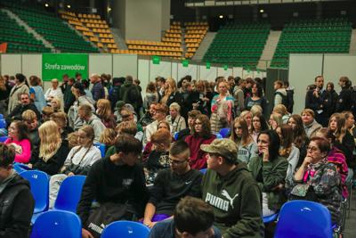 Niezależnie od tego, czy jesteś uczniem, rodzicem, czy dorosłym szukającym nowych ścieżek kariery, Festiwal Zawodów był doskonałą okazją do odkrycia perspektyw zawodowych w rozwijającym się regionie Lubuskim.
Przeglądając naszą galerię, możesz poczuć atmosferę tego inspirującego wydarzenia i zobaczyć, jak wyglądała droga do przyszłości zawodowej uczestników.