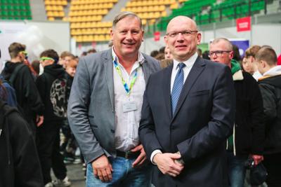 Niezależnie od tego, czy jesteś uczniem, rodzicem, czy dorosłym szukającym nowych ścieżek kariery, Festiwal Zawodów był doskonałą okazją do odkrycia perspektyw zawodowych w rozwijającym się regionie Lubuskim.
Przeglądając naszą galerię, możesz poczuć atmosferę tego inspirującego wydarzenia i zobaczyć, jak wyglądała droga do przyszłości zawodowej uczestników.