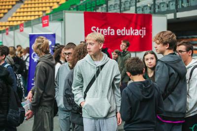 Niezależnie od tego, czy jesteś uczniem, rodzicem, czy dorosłym szukającym nowych ścieżek kariery, Festiwal Zawodów był doskonałą okazją do odkrycia perspektyw zawodowych w rozwijającym się regionie Lubuskim.
Przeglądając naszą galerię, możesz poczuć atmosferę tego inspirującego wydarzenia i zobaczyć, jak wyglądała droga do przyszłości zawodowej uczestników.
