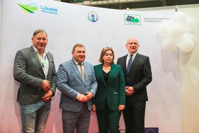 Niezależnie od tego, czy jesteś uczniem, rodzicem, czy dorosłym szukającym nowych ścieżek kariery, Festiwal Zawodów był doskonałą okazją do odkrycia perspektyw zawodowych w rozwijającym się regionie Lubuskim.
Przeglądając naszą galerię, możesz poczuć atmosferę tego inspirującego wydarzenia i zobaczyć, jak wyglądała droga do przyszłości zawodowej uczestników.
