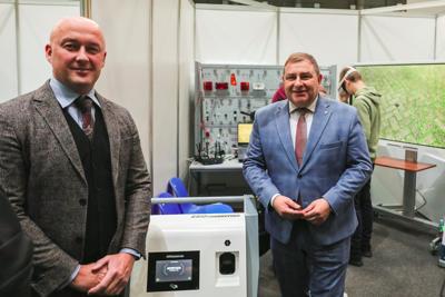 Niezależnie od tego, czy jesteś uczniem, rodzicem, czy dorosłym szukającym nowych ścieżek kariery, Festiwal Zawodów był doskonałą okazją do odkrycia perspektyw zawodowych w rozwijającym się regionie Lubuskim.
Przeglądając naszą galerię, możesz poczuć atmosferę tego inspirującego wydarzenia i zobaczyć, jak wyglądała droga do przyszłości zawodowej uczestników.