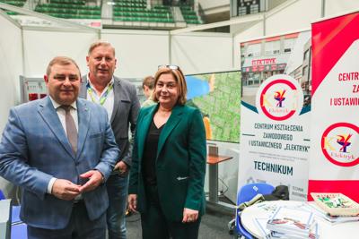 Niezależnie od tego, czy jesteś uczniem, rodzicem, czy dorosłym szukającym nowych ścieżek kariery, Festiwal Zawodów był doskonałą okazją do odkrycia perspektyw zawodowych w rozwijającym się regionie Lubuskim.
Przeglądając naszą galerię, możesz poczuć atmosferę tego inspirującego wydarzenia i zobaczyć, jak wyglądała droga do przyszłości zawodowej uczestników.