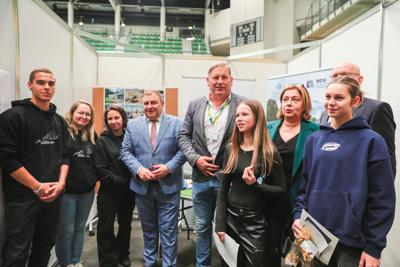 Niezależnie od tego, czy jesteś uczniem, rodzicem, czy dorosłym szukającym nowych ścieżek kariery, Festiwal Zawodów był doskonałą okazją do odkrycia perspektyw zawodowych w rozwijającym się regionie Lubuskim.
Przeglądając naszą galerię, możesz poczuć atmosferę tego inspirującego wydarzenia i zobaczyć, jak wyglądała droga do przyszłości zawodowej uczestników.