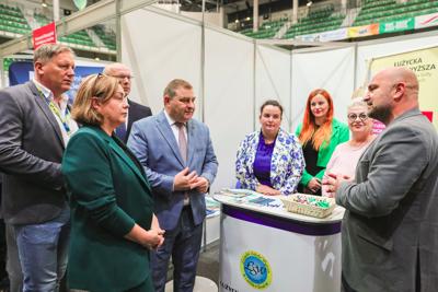 Niezależnie od tego, czy jesteś uczniem, rodzicem, czy dorosłym szukającym nowych ścieżek kariery, Festiwal Zawodów był doskonałą okazją do odkrycia perspektyw zawodowych w rozwijającym się regionie Lubuskim.
Przeglądając naszą galerię, możesz poczuć atmosferę tego inspirującego wydarzenia i zobaczyć, jak wyglądała droga do przyszłości zawodowej uczestników.