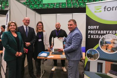 Niezależnie od tego, czy jesteś uczniem, rodzicem, czy dorosłym szukającym nowych ścieżek kariery, Festiwal Zawodów był doskonałą okazją do odkrycia perspektyw zawodowych w rozwijającym się regionie Lubuskim.
Przeglądając naszą galerię, możesz poczuć atmosferę tego inspirującego wydarzenia i zobaczyć, jak wyglądała droga do przyszłości zawodowej uczestników.