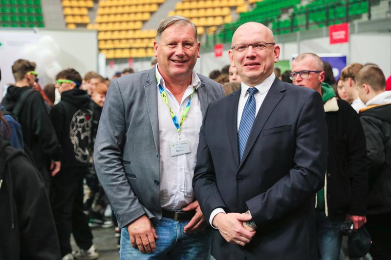 Niezależnie od tego, czy jesteś uczniem, rodzicem, czy dorosłym szukającym nowych ścieżek kariery, Festiwal Zawodów był doskonałą okazją do odkrycia perspektyw zawodowych w rozwijającym się regionie Lubuskim.
Przeglądając naszą galerię, możesz poczuć atmosferę tego inspirującego wydarzenia i zobaczyć, jak wyglądała droga do przyszłości zawodowej uczestników.