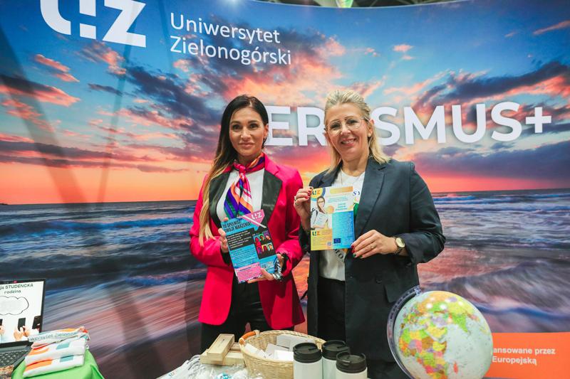 Niezależnie od tego, czy jesteś uczniem, rodzicem, czy dorosłym szukającym nowych ścieżek kariery, Festiwal Zawodów był doskonałą okazją do odkrycia perspektyw zawodowych w rozwijającym się regionie Lubuskim.
Przeglądając naszą galerię, możesz poczuć atmosferę tego inspirującego wydarzenia i zobaczyć, jak wyglądała droga do przyszłości zawodowej uczestników.