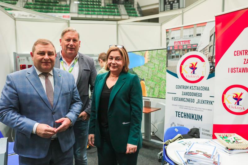 Niezależnie od tego, czy jesteś uczniem, rodzicem, czy dorosłym szukającym nowych ścieżek kariery, Festiwal Zawodów był doskonałą okazją do odkrycia perspektyw zawodowych w rozwijającym się regionie Lubuskim.
Przeglądając naszą galerię, możesz poczuć atmosferę tego inspirującego wydarzenia i zobaczyć, jak wyglądała droga do przyszłości zawodowej uczestników.
