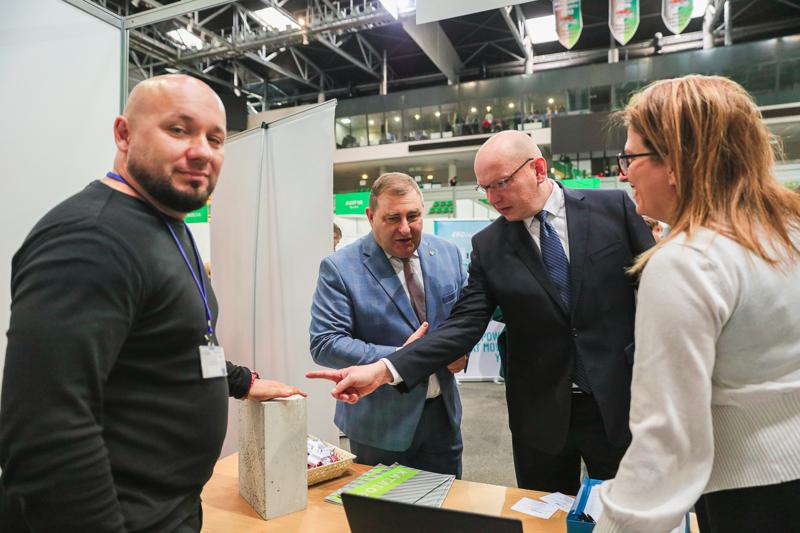 Niezależnie od tego, czy jesteś uczniem, rodzicem, czy dorosłym szukającym nowych ścieżek kariery, Festiwal Zawodów był doskonałą okazją do odkrycia perspektyw zawodowych w rozwijającym się regionie Lubuskim.
Przeglądając naszą galerię, możesz poczuć atmosferę tego inspirującego wydarzenia i zobaczyć, jak wyglądała droga do przyszłości zawodowej uczestników.