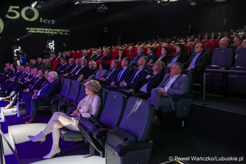 Uczestnicy jubileuszu 50-lecia Zielonogórskiej Elektrociepłowni w Planetarium Wenus