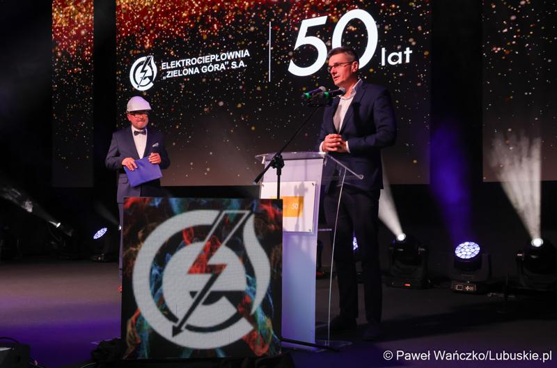 Wicemarszałek województwa lubuskiego Sebastian Ciemnoczołowski przemawia podczas jubileuszu 50-lecia Zielonogórskiej Elektrociepłowni w Planetarium Wenus