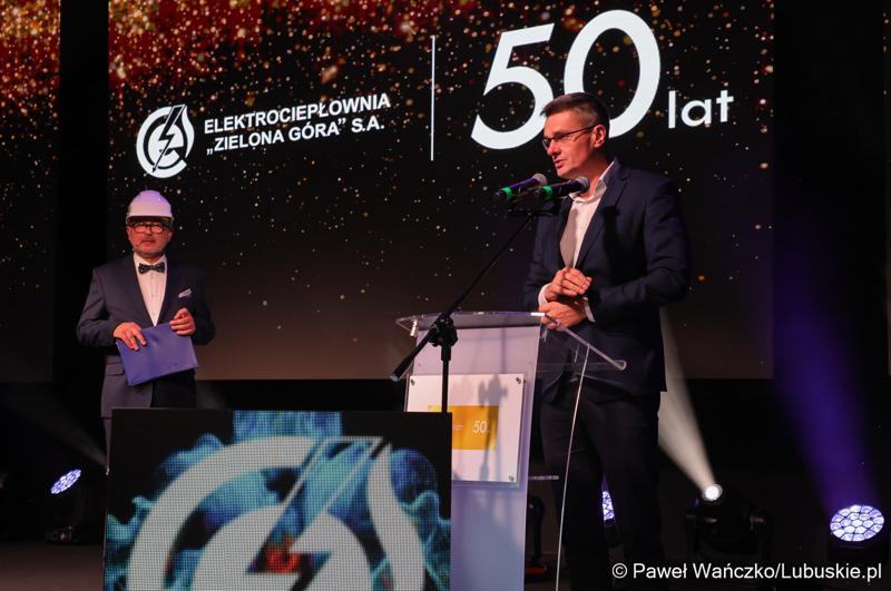 Wicemarszałek województwa lubuskiego Sebastian Ciemnoczołowski przemawia podczas jubileuszu 50-lecia Zielonogórskiej Elektrociepłowni w Planetarium Wenus