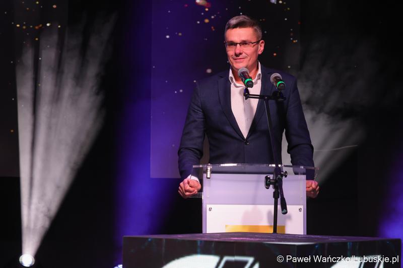 Wicemarszałek województwa lubuskiego Sebastian Ciemnoczołowski przemawia podczas jubileuszu 50-lecia Zielonogórskiej Elektrociepłowni w Planetarium Wenus
