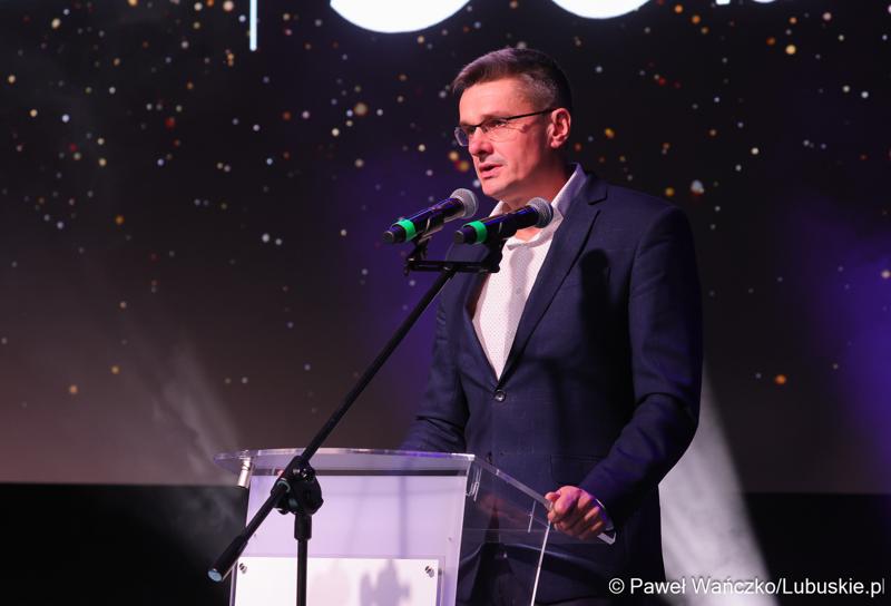 Wicemarszałek województwa lubuskiego Sebastian Ciemnoczołowski przemawia podczas jubileuszu 50-lecia Zielonogórskiej Elektrociepłowni w Planetarium Wenus