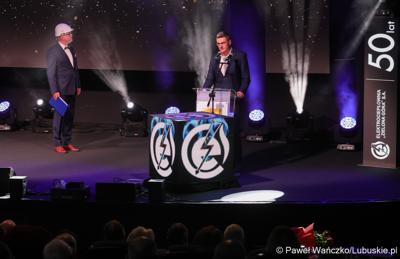 Wicemarszałek województwa lubuskiego Sebastian Ciemnoczołowski przemawia podczas jubileuszu 50-lecia Zielonogórskiej Elektrociepłowni w Planetarium Wenus  