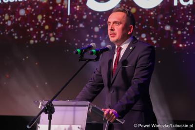 Prezydent Zielonej Góry Marcin Pabierowski przemawia podczas jubileuszu 50-lecia Zielonogórskiej Elektrociepłowni w Planetarium Wenus  