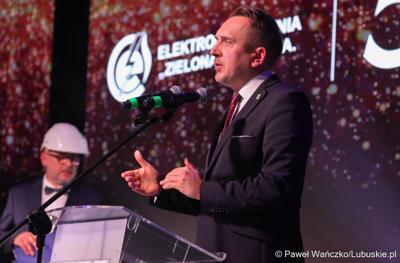 Prezydent Zielonej Góry Marcin Pabierowski przemawia podczas jubileuszu 50-lecia Zielonogórskiej Elektrociepłowni w Planetarium Wenus  