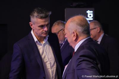 Wicemarszałek województwa lubuskiego Sebastian Ciemnoczołowski (z lewej) na jubileuszu 50-lecia Zielonogórskiej Elektrociepłowni w Planetarium Wenus  