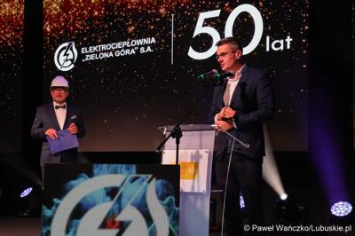 Wicemarszałek województwa lubuskiego Sebastian Ciemnoczołowski przemawia podczas jubileuszu 50-lecia Zielonogórskiej Elektrociepłowni w Planetarium Wenus  