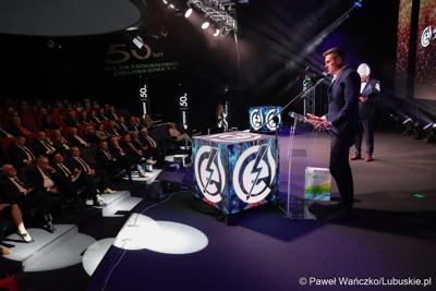 Wicemarszałek województwa lubuskiego Sebastian Ciemnoczołowski przemawia podczas jubileuszu 50-lecia Zielonogórskiej Elektrociepłowni w Planetarium Wenus  