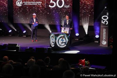 Wicemarszałek województwa lubuskiego Sebastian Ciemnoczołowski przemawia podczas jubileuszu 50-lecia Zielonogórskiej Elektrociepłowni w Planetarium Wenus  