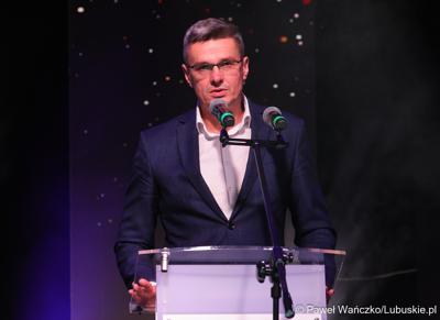 Wicemarszałek województwa lubuskiego Sebastian Ciemnoczołowski przemawia podczas jubileuszu 50-lecia Zielonogórskiej Elektrociepłowni w Planetarium Wenus  