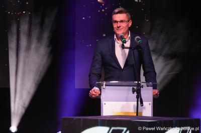 Wicemarszałek województwa lubuskiego Sebastian Ciemnoczołowski przemawia podczas jubileuszu 50-lecia Zielonogórskiej Elektrociepłowni w Planetarium Wenus  