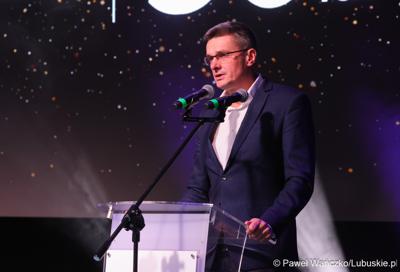 Wicemarszałek województwa lubuskiego Sebastian Ciemnoczołowski przemawia podczas jubileuszu 50-lecia Zielonogórskiej Elektrociepłowni w Planetarium Wenus  