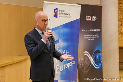 Marszałek Marcin Jabłoński przemawia podczas spotkania informacyjnego pt. „Fundusze Europejskie oraz Krajowy Plan Odbudowy i Zwiększenia Odporności – aktualne nabory wniosków dla JST” w Urzędzie Marszałkowskim Województwa Lubuskiego w Zielonej Górze  