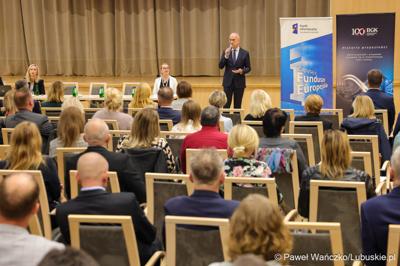 Marszałek Marcin Jabłoński przemawia podczas spotkania informacyjnego pt. „Fundusze Europejskie oraz Krajowy Plan Odbudowy i Zwiększenia Odporności – aktualne nabory wniosków dla JST” w Urzędzie Marszałkowskim Województwa Lubuskiego w Zielonej Górze  