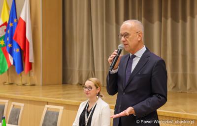Marszałek Marcin Jabłoński przemawia podczas spotkania informacyjnego pt. „Fundusze Europejskie oraz Krajowy Plan Odbudowy i Zwiększenia Odporności – aktualne nabory wniosków dla JST” w Urzędzie Marszałkowskim Województwa Lubuskiego w Zielonej Górze  